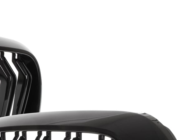 BMW 5 G30 / G31 2017- ajovalojen välissä olevat maskit (munuaiset) vasen + oikea sarja musta kiiltävä kaksoispalkki