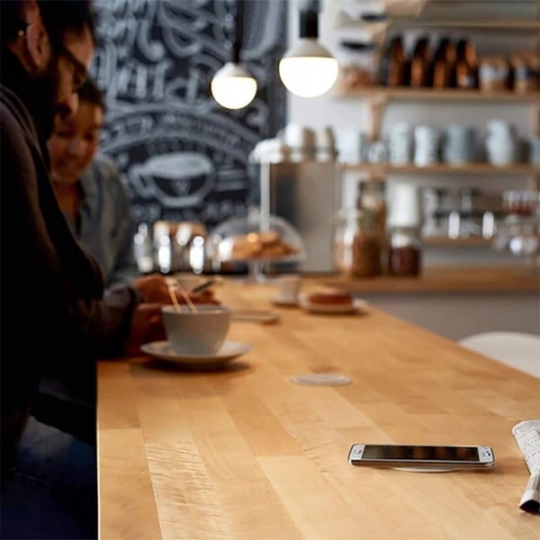 UDTRÆKKBAR INDUKTIV BORDOPLADER + 2xUSB HUB