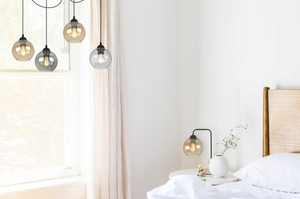 ELEGANTTI LASINEN LED-YÖPÖYTÄVALAISIMEN
