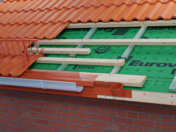 Takfotslist X platt 60 mm x 1 m RAL 8019