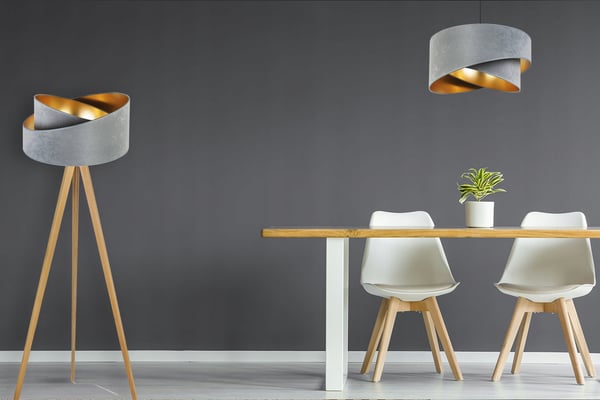STÅENDE GULVLAMPE MED TRIPOD GYLDEN FLØJLSSKÆRM