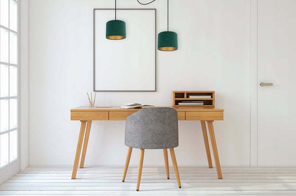 ELEGANT HÆNGELAMPE MED EDDEKRON, GYLDEN FLØJLSSKÆRM