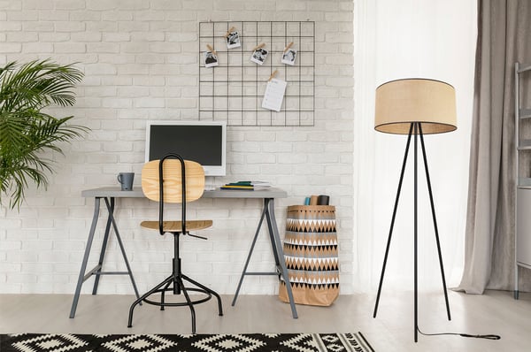 GULVLAMPE MED STÅENDE TRIPOD I METALSKÆRM 45 CM