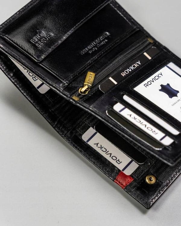 Stor herrplånbok i läder med RFID-system utan utvändigt spänne - Rovicky