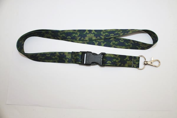 Militärt nyckelband mörk kamouflage 20 mm bredd 52 cm längd