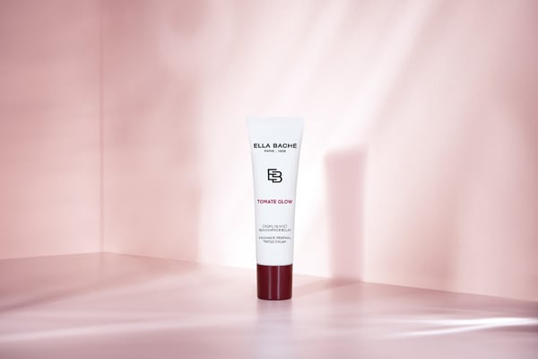 Foryngende lysnende creme med lyserødt pigment