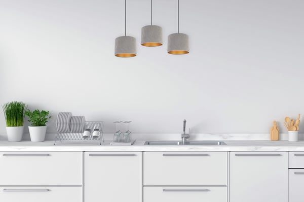 ELEGANT HÆNGELAMPE MED GYLDEN FLØJLSSKÆRM