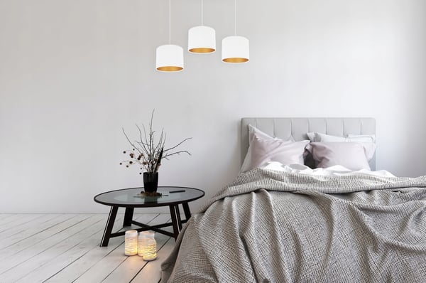 ELEGANT HÆNGELAMPE MED GYLDEN FLØJLSSKÆRM