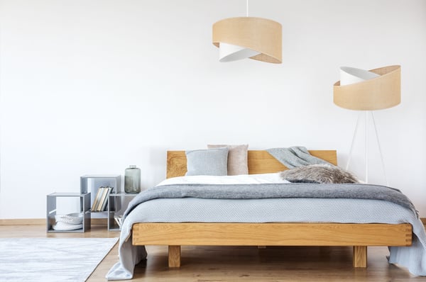 GULVLAMPE MED TRIPOD I METALSKÆRM I JUTE 45 CM