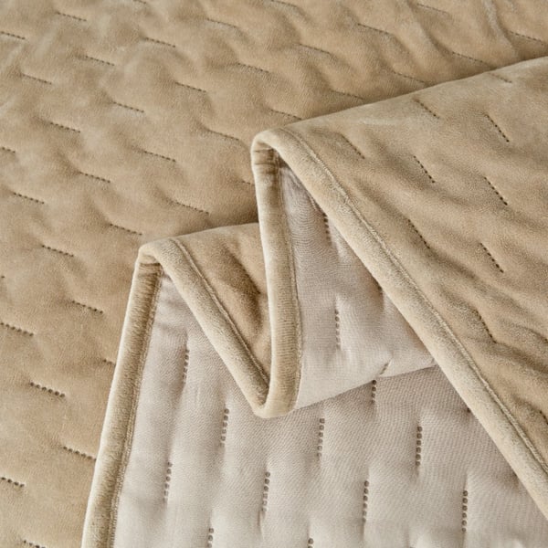 Elegant sengetæppe 170x210 cm med beige kantbånd