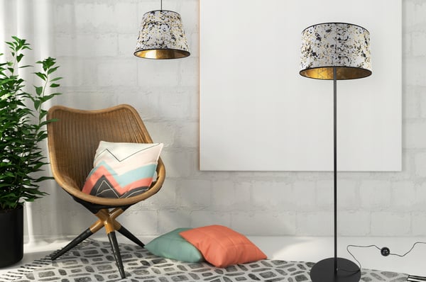 GULVLAMPE MED STÅENDE METALSKÆRM MØNSTER