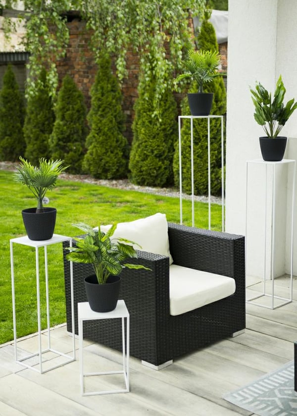 Modern stående blomställning 40 cm vit