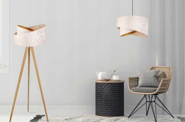 GULVLAMPE MED STÅENDE TRIPOD MØNSTER AF TRÆSKÆRM