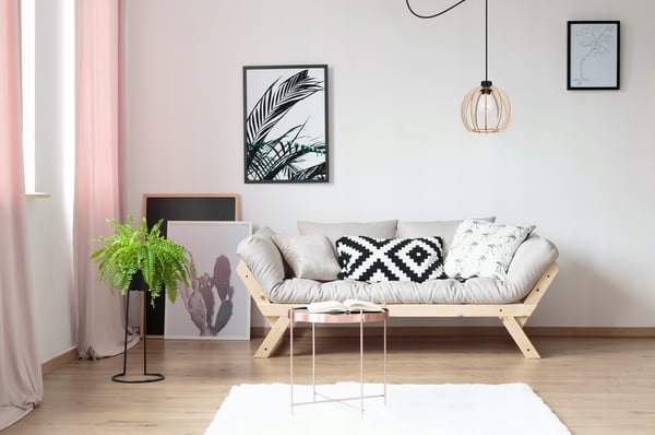 MODERN LED-TAKLAMPA I TRÄ