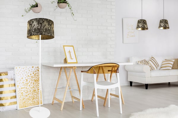 GULVLAMPE MED STÅENDE METALSKÆRM MØNSTER