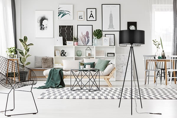 Gulvlampe med stativskærm