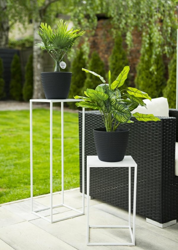 Modern stående blomställning 40 cm vit