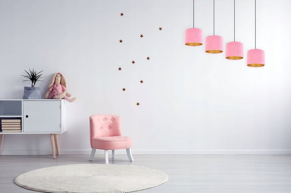 ELEGANT HÆNGELAMPE MED GYLDEN FLØJLSSKÆRM