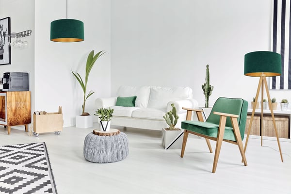 STÅENDE GULVLAMPE MED TRIPOD GYLDEN FLØJLSSKÆRM