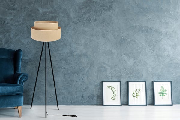 GULVLAMPE MED STÅENDE TRIPOD I METALSKÆRM 45 CM