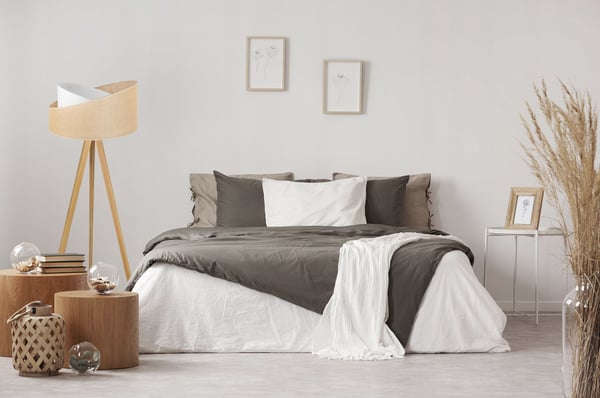 TRIPOD GULVLAMPE MED TRÆSKÆRM I JUTE 45 CM