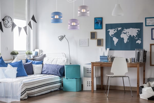 Lofthængende lampe med loftskrone og edderkopskærm