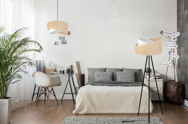 GULVLAMPE MED TRIPOD I METALSKÆRM I JUTE 45 CM