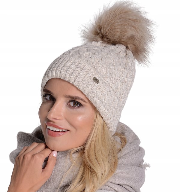 Dame vinterhue med pompon på fleece. Varm hue til under juletræet.