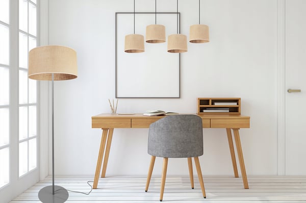 GULVLAMPE MED STÅENDE METALSKÆRM 40 CM
