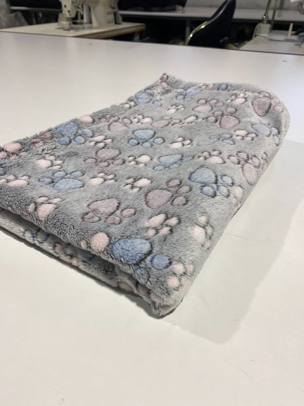 Fleecefilt 70x50 cm mörka tassar