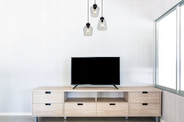 MODERNE ELEGANT HÆNGELAMPE MED GLASSKÆRM