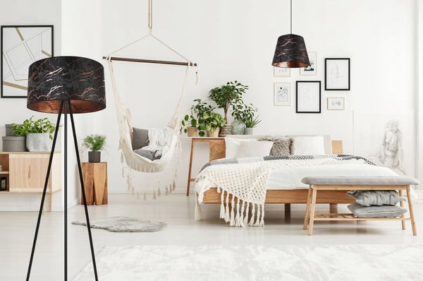 GULVLAMPE MED STÅENDE TRIPOD I METALSKÆRM 45 cm