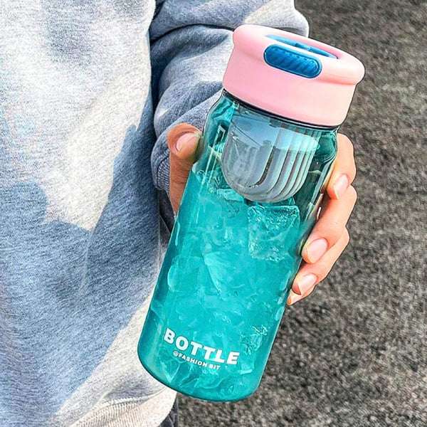 Kestävä urheilujanovesilaukka suodattimella ja asteikolla 650 ml