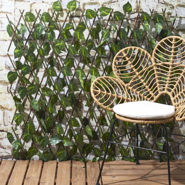 Dekorativt balkonespalier med blade