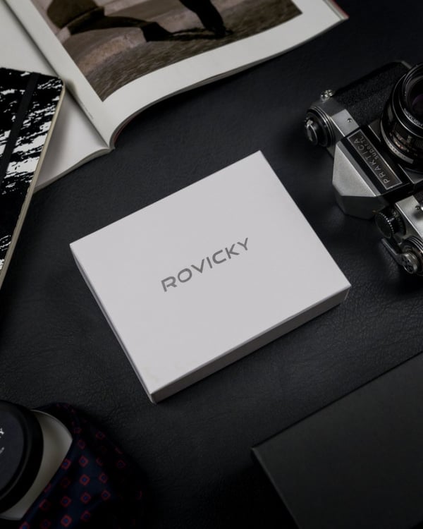 Runsaasti varusteltu miesten lompakko luonnonnahasta RFID-tunnisteella - Rovicky