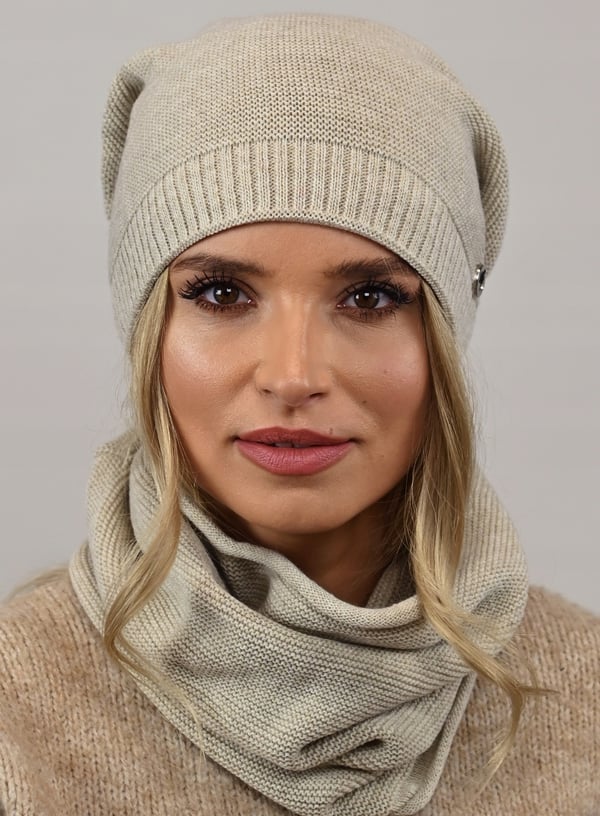 Varm damesæthue med snood beige B1
