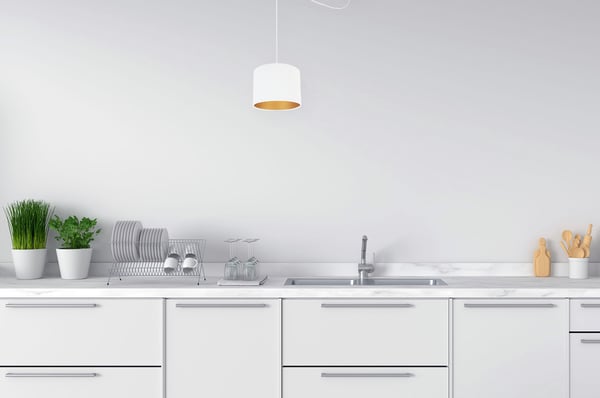 ELEGANT HÆNGELAMPE MED EDDEKRON, GYLDEN FLØJLSSKÆRM