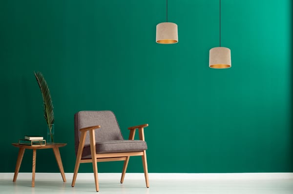 ELEGANT HÆNGELAMPE MED GYLDEN FLØJLSSKÆRM