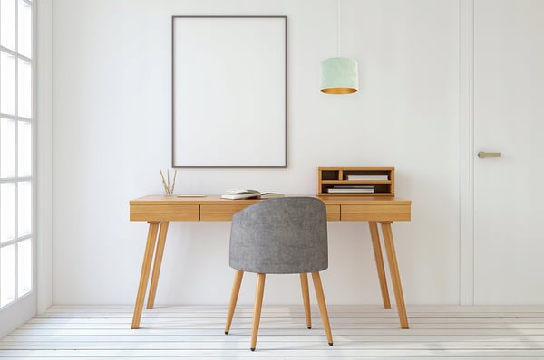 ELEGANT HÆNGELAMPE MED GYLDEN FLØJLSSKÆRM