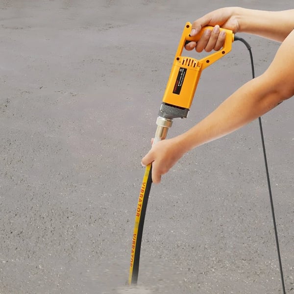 Betonvibrator, 1300W effekt, 2 meter vibrerende stang, effektiv fjernelse af luftbobler, stål konstruktion, holdbare plastkomponenter