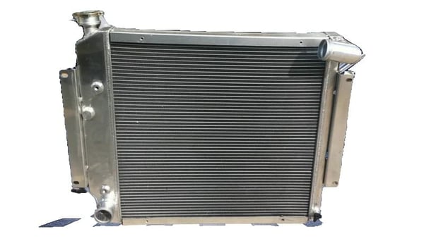 Aluminiumkøler til International Harvester Scout II, 3-rækket design, inkluderer 16" blæser, optimeret køling. Aluminiumkøler til International Harvester Scout II, 3-rækket design, inkluderer 16" blæser, optimeret køling.
