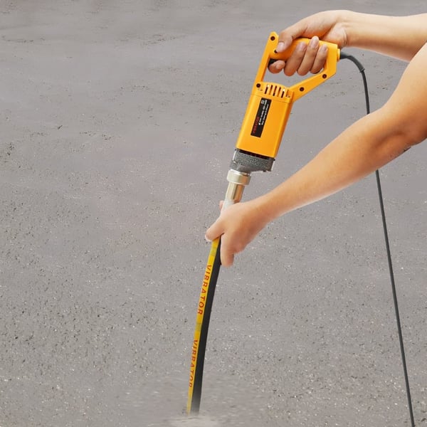 Betonvibrator, 1300W effekt, 4300RPM hastighed, 2m længde stang, nylon og stål konstruktion, ledningsbaseret elektrisk