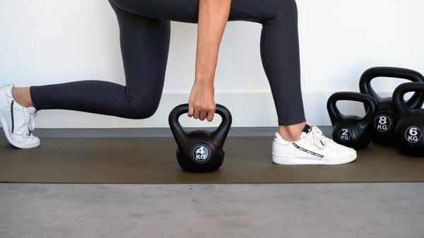 Kettlebell 4 kg - Plastik - til indendørs og udendørs brug - Sort