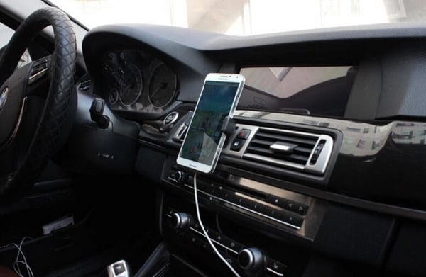 Universal Mobile/GPS -pidike auton matkapuhelinten haltijalle