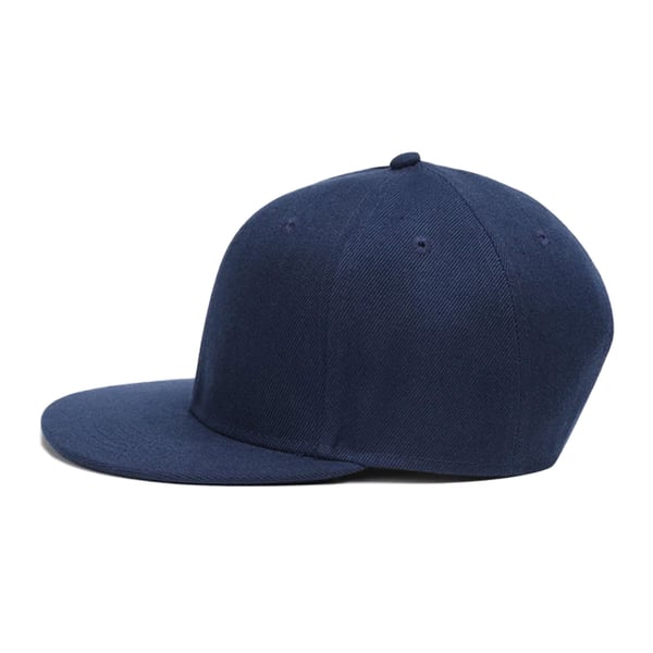 Mørkeblå hette snapback med spenne