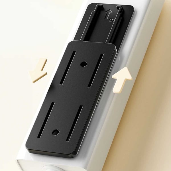 Selvklebende holder for strømuttak