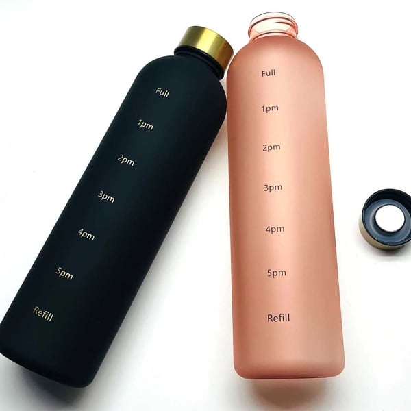 Minimalistinen motivoiva vesipullo, jossa aikamerkki 1000 ml beige