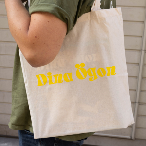 Dina Ögon - Kangaskassi - Luonnonvärinen keltaisella logolla Dina Ögon - Kangaskassi - Luonnonvärinen keltaisella logolla