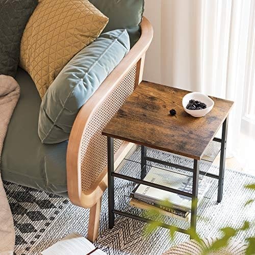 Vasagle sidebord, natbord, slutbord med 2 justerbare meshhylder, let samling, industriel til stue, soveværelse, stabil stålramme, rustik brun og sort Let23x