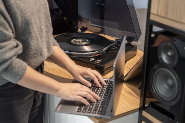 Kruger&Matz TT-501 levysoitin, USB-tallennus, RCA-liitin